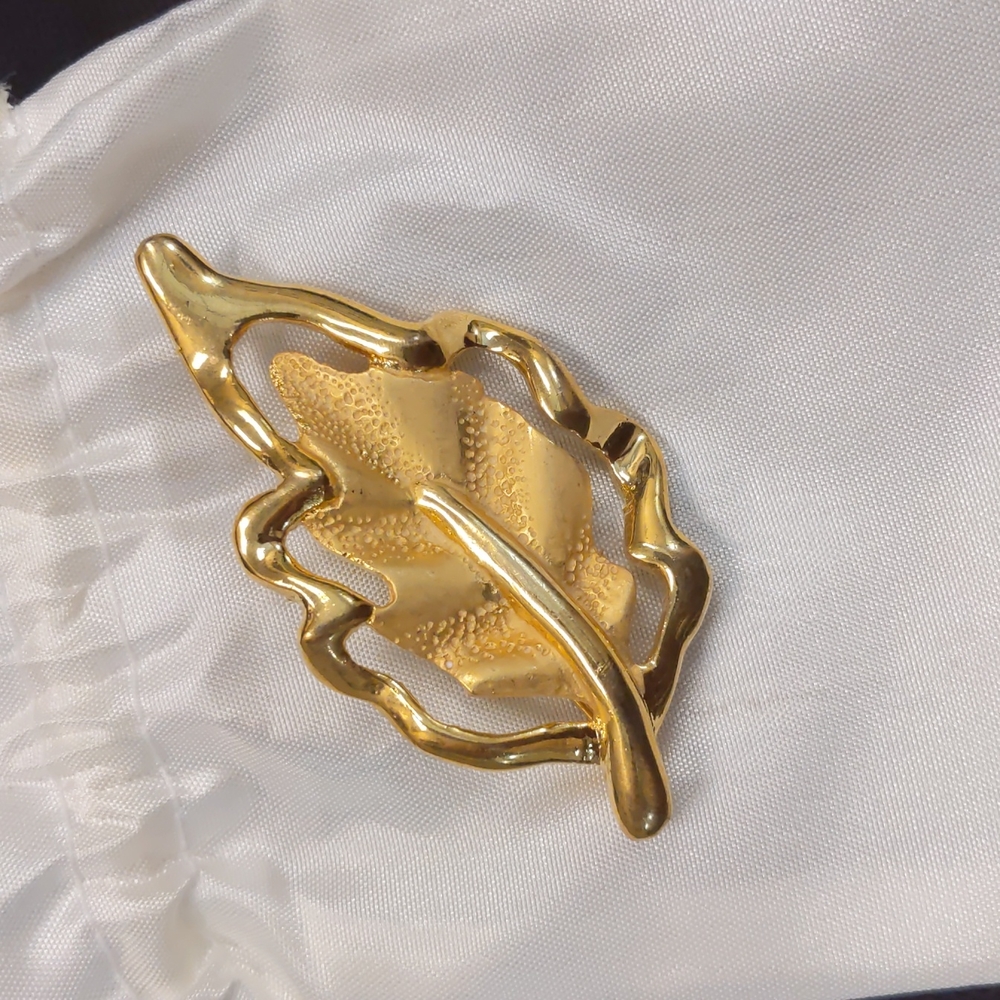 EUC Gold Leaf brooch pin
